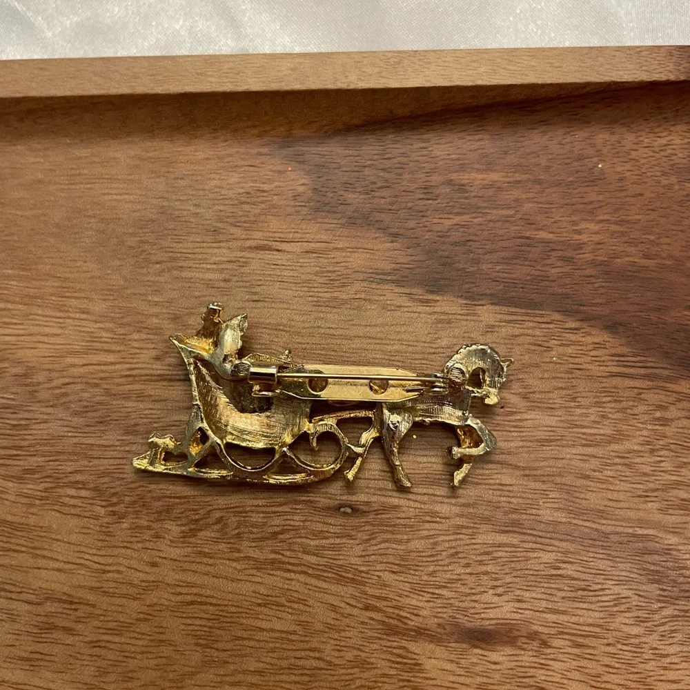 Vintage Gerry's Gold Tone Horse Drawn Sleigh Holiday Winter Brooch Christmas‎